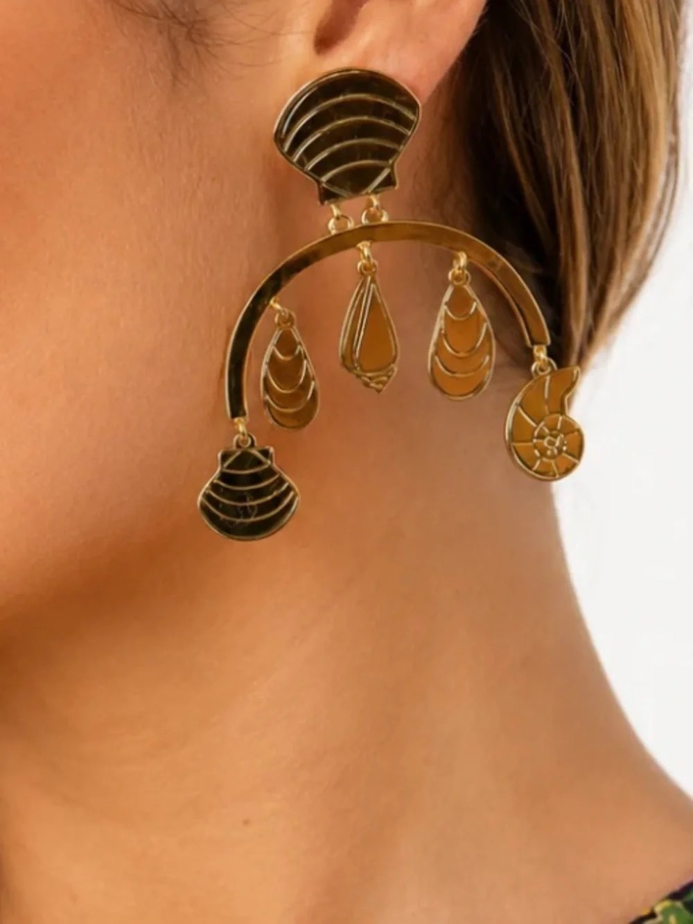 Tuckernuck 14K Gold Cumberland Seashell Earrings Classic Luxe Statement Jewelry